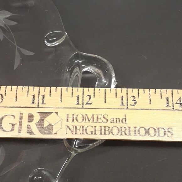 Etched flower/leaf design tray with handles and star design in middle - Picture 3 of 4